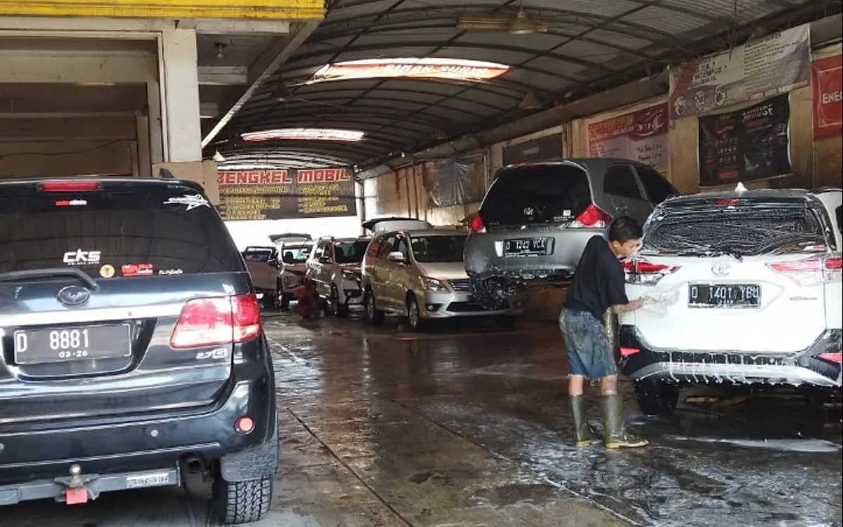 Antrian mobil ramai saat pencucian di Sinar Surya Auto Care Bojongsoang, Bandung