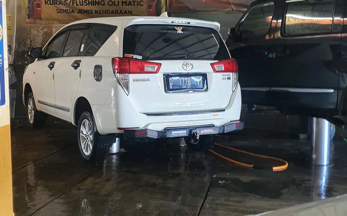 Mobil menunggu giliran di area cuci Sinar Surya Auto Care Bojongsoang