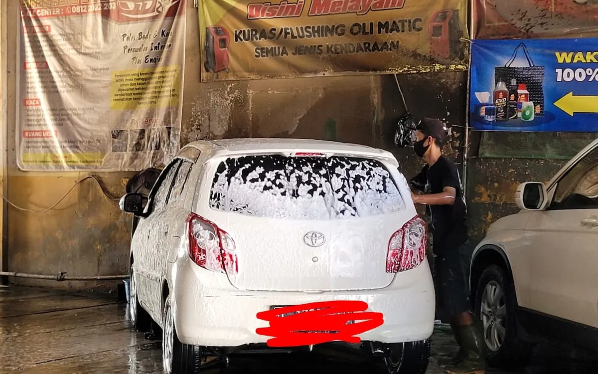 Mobil diberi busa sabun saat dicuci di Sinar Surya Auto Care, cuci mobil hidrolik Bojongsoang