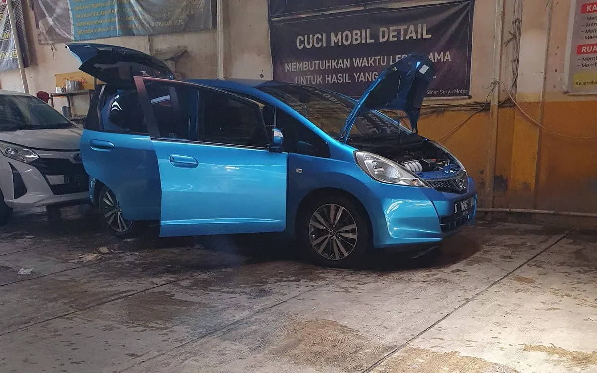 Mobil dibuka kap dan pintunya saat detailing di bengkel Sinar Surya Auto Care Bojongsoang