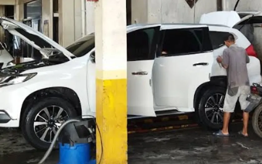 Mekanik mengerjakan servis mesin mobil SUV di bengkel Sinar Surya Auto Care Bojongsoang