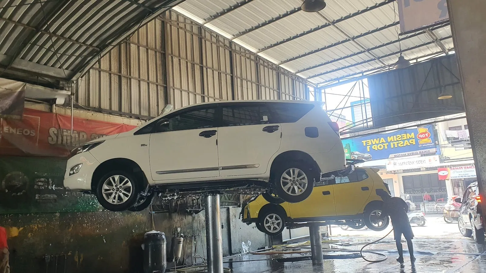 Mobil diangkat lift hidrolik di Sinar Surya Auto Care, bengkel dan cuci mobil di Bojongsoang, Bandung