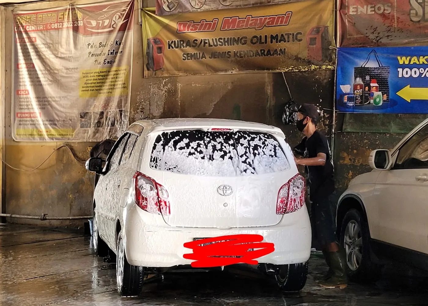 Mobil diberi busa sabun saat dicuci di Sinar Surya Auto Care, cuci mobil hidrolik Bojongsoang